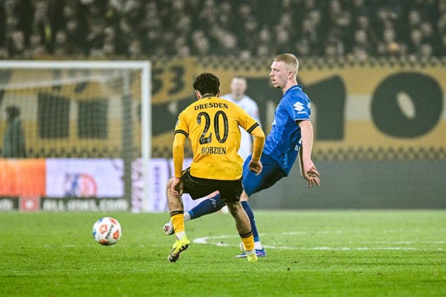 Soccer I Men I Season 2025 2026 I 2 Bundesliga I 24 Matchday I SG Dynamo Dresden SV Darmstadt 98 I 27 02 2026 Ben Justus Bobzien 20, SG Dynamo Dresden runs Kai Klefisch 17, SV Darmstadt 98 to Dresden Rudolf Harbig Stadium Lennestr 12 Saxony Germany Copyright: xLobeca InesxHähnelx