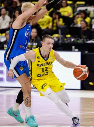 STOCKHOLM, SWEDEN 20260227 Sweden s Ludde Hakanson with the ball against Estonia s Henri Dell during the FIBA World European Cup Qualifier game between Sweden and Estonia, first round group H, at Avicii Arena in Stockholm, Sweden February 27, 2026 STOCKHOLM SWEDEN x1081x  Copyright: xFredrikxPerssonx TTx BASKETBALL WORLD CUP QUALIFIER SWEDEN-ESTONIA