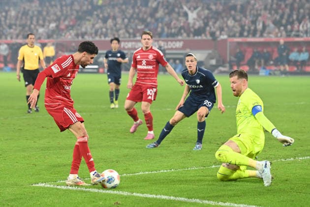 Anouar EL AZZOUZI D vs Goalkeeper Timo HORN BO Action, duel, Soccer 2 Bundesliga, Matchday 24, Fortuna Duesseldorf D VfL Bochum on 27 02 2026 at Merkur Spiel Arena Duesseldorf Germany DFL regulations prohibit any use of photographs as image sequences and or quasi video ÃÂ
