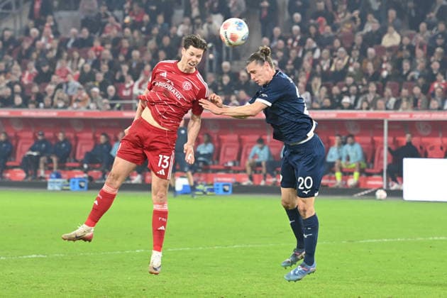 Cedric ITTEN D header goal for 1 0 against Noah LOOSLI BO header duel, action, duel, football 2 Bundesliga, 24 matchday, Fortuna Duesseldorf D VfL Bochum on 27 02 2026 at Merkur Spiel Arena Duesseldorf Germany DFL regulations prohibit any use of photographs as image sequences and or quasi video ÃÂ