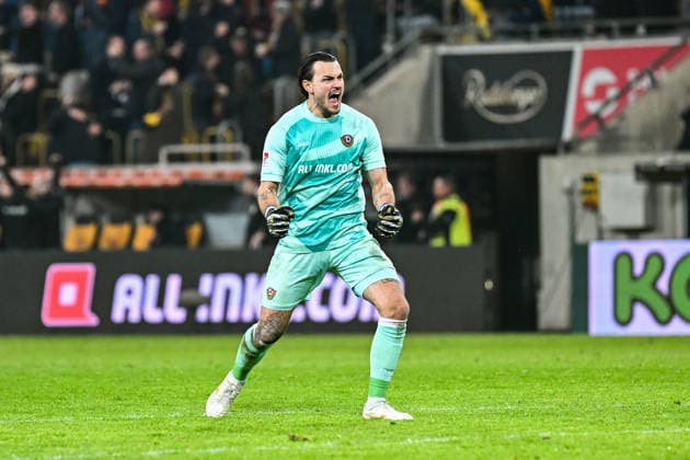 Soccer I Men I Season 2025 2026 I 2 Bundesliga I 24 Matchday I SG Dynamo Dresden SV Darmstadt 98 I 27 02 2026 Goal celebration Tim Stanislaw Schreiber 1, SG Dynamo Dresden after the goal to 3 0 Crop, close-up, portrait, portrait, single photo, single image, body Dresden Rudolf Harbig Stadium Lennestr 12 Saxony Germany Copyright: xLobeca InesxHähnelx