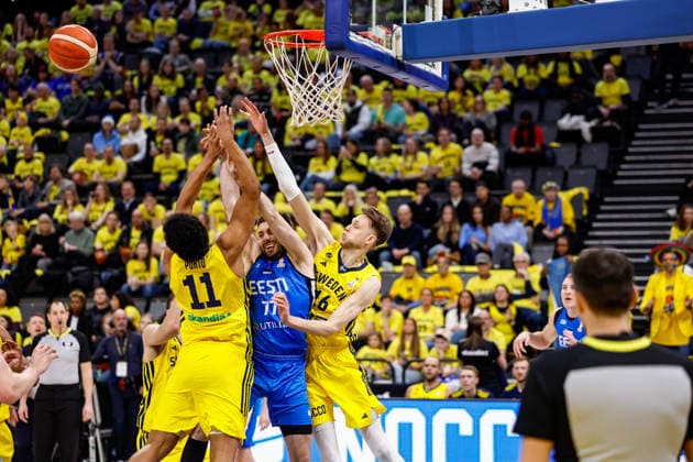 STOCKHOLM, SWEDEN 20260227 Estonia s Kristian Kullamäe between Sweden s Kenny Pohto and Nicholas Spiers during the FIBA World European Cup Qualifier game between Sweden and Estonia, first round group H, at Avicii Arena in Stockholm, Sweden February 27, 2026 STOCKHOLM SWEDEN x1081x  Copyright: xFredrikxPerssonx TTx BASKETBALL WORLD CUP QUALIFIER SWEDEN-ESTONIA