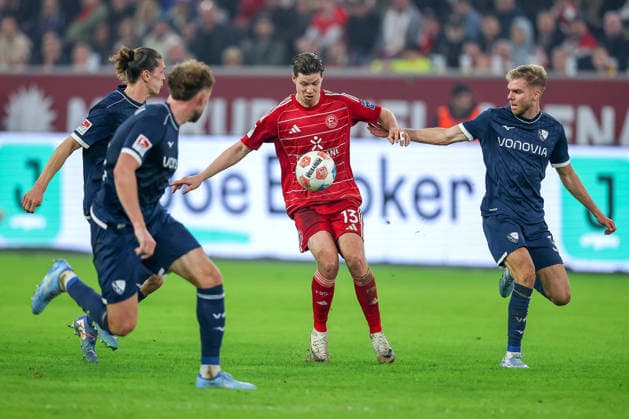 27 02 2026, Football, Fortuna Düsseldorf VfL Bochum, 2 Fußball Bundesliga, Merkur Spiel Arena, Saison 2025 2026 Cedric Itten Fortuna Düsseldorf 13 in duel against Noah Loosli VfL Bochum 20 Philipp Strompf VfL Bochum 03 Leandro Morgalla VfL Bochum 39 DFB regulations prohibit any use of photographs as image sequences and or quasi video Nordrhein Westfalen Germany