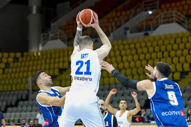 FIBA World Cup Qualifiers : Israel vs Cyprus NETANEL ARTZI of Israel takes a rebound. Israel plays against Cyprus for the FIBA World Cup 2027 Qualifiers at Spyros Kyprianou Arena, Limassol, Cyprus, on Feb. 27, 2026. Limassol Cyprus Copyright: xKOSTASxPIKOULASx