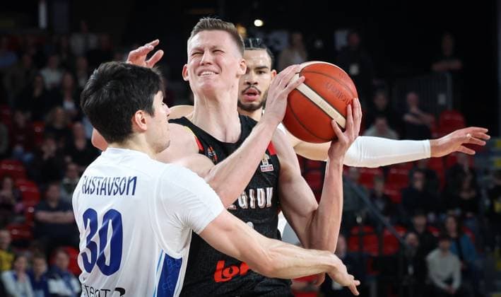 Finland s Andre Gustavson and Belgium s Vrenz Bleijenbergh fight for the ball during a basketball match between Belgian national team, Nationalteam Belgian Lions and Finland, Friday 27 February 2026 in Charleroi, qualifier 3 6 for the men s 2027 FIBA World Championships. VIRGINIExLEFOUR  x165749614x
