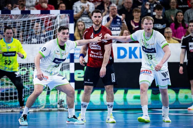 DAIKIN HBL SG Flensburg Handewitt vs HSG Wetzlar 27 02 26 Fight at the circle Josip Simic Nr 10, HSG Wetzlar , Johannes Golla Nr 04, SG Flensburg Handewitt , Georg Löwen Nr 33, HSG Wetzlar DAIKIN HBL SG Flensburg Handewitt vs HSG Wetzlar, GP JOULE Arena on 27 02 26 Copyright: xBEAUTIFULxSPORTS MarioxM.xKobergx