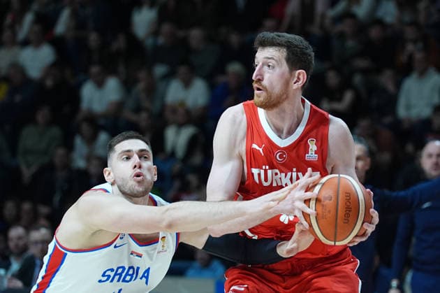 Serbia v Turkiye - 2027 World Cup European Qualifiers BELGRADE, SERBIA - FEBRUARY 27: Ercan Osmani (R) of Turkiye in action against Niko Kalinic (R) of Serbia during the 2027 World Cup European Qualifiers Group C third match between Serbia and Turkiye at the Aleksandar Nikolic Sports Hall in Belgrade, Serbia, on February 27, 2026. Adem Kutucu Anadolu Belgrade Serbia. Editorial use only. Please get in touch for any other usage.  Copyright: x2026xAnadoluxAdemxKutucux