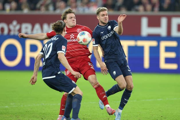 GER, 2 FBL Fortuna Duesseldorf vs VfL Bochum 27 02 2026, Merkur Spiel Arena, Duesseldorf, GER, 2 FBL Fortuna Duesseldorf vs VfL Bochum, in the picture Noah Loosli VfL Bochum 20 , Christian Rasmussen Fortuna Duesseldorf 10 , Leandro Morgalla VfL Bochum 39 , in a duel nordphotoxGmbHx xMeuter nph00351