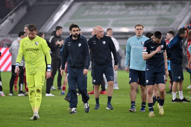 Bochum players with coach Uwe Rösler VfL Bochum , mi , after the defeat, from left , goalkeeper Timo Horn VfL Bochum , Gerrit Holtmann VfL Bochum , right Mikkel Rakneberg VfL Bochum , Matus Bero VfL Bochum 27 02 2026, Soccer 2 Bundesliga, Season 2025 2026, 24 Matchday, Fortuna Düsseldorf VfL Bochum DFL regulations prohibit any use of photographs as image sequences and or quasi video Duesseldorf Nordrhein Westfalen Germany Team2