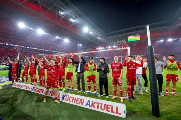 27 02 2026, Fußball, Fortuna Düsseldorf VfL Bochum, 2 Fußball Bundesliga, Merkur Spiel Arena, Saison 2025 2026 Abschlussjubel der Fortuna nach dem 2 1 Sieg Florent Muslija Fortuna Düsseldorf 24 filmt mit dem Smartphone DFB regulations prohibit any use of photographs as image sequences and or quasi video Nordrhein Westfalen Germany