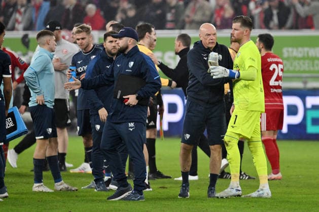 Goalkeeper Timo Horn VfL Bochum , Coach Uwe Rösler VfL Bochum , v re , after the match 27 02 2026, Soccer 2 Bundesliga, Season 2025 2026, 24 Matchday, Fortuna Düsseldorf VfL Bochum DFL regulations prohibit any use of photographs as image sequences and or quasi video Duesseldorf Nordrhein Westfalen Germany Team2