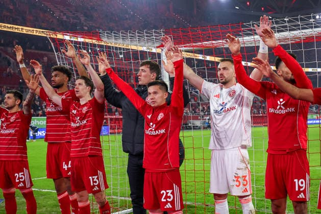 27 02 2026, Fußball, Fortuna Düsseldorf VfL Bochum, 2 Fußball Bundesliga, Merkur Spiel Arena, Saison 2025 2026 Abschlussjubel der Fortuna nach dem 2 1 Sieg L R Matthias Zimmermann Fortuna Düsseldorf 25 Elias Aboulguie Egouli Fortuna Düsseldorf 44 Cedric Itten Fortuna Düsseldorf 13 Shinta Appelkamp Fortuna Düsseldorf 23 Torwart Florian Kastenmeier Fortuna Düsseldorf 33 Emmanuel Iyoha Fortuna Düsseldorf 19 DFB regulations prohibit any use of photographs as image sequences and or quasi video Nordrhein Westfalen Germany