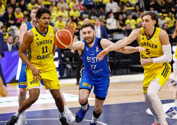 Estonia s Kristian Kullamäe is reaching for the ball between Sweden s Kenny Pohto and Wilhelm Falk during the FIBA World European Cup Qualifier game between Sweden and Estonia, first round group H, at Avicii Arena in Stockholm, Sweden February 27, 2026 STOCKHOLM SWEDEN x1081x  Copyright: xFredrikxPerssonx TTx BASKETBALL WORLD CUP QUALIFIER SWEDEN-ESTONIA