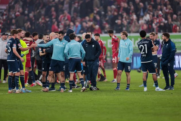 27 02 2026, Football, Season 2025 2026, 2 Bundesliga, Matchday 24, Fortuna Düsseldorf VfL Bochum 1848, The players and supporters of VfL Bochum stand together after the final whistle, Düsseldorf MErkur Spiel Arena NRW Germany xRHR PHOTO DEx Copyright: DennisxEwert RHR-FOTOx RHR-FOTO DE