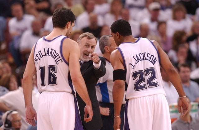 Kings coach Rick Adelman talks with Peja Stojakovic and Jim Jackson late in the fourth quarter of game one of the 2003 NBA, Basketball Herren, USA Western Conference Playoffs between the Utah Jazz and the Sacramento Kings at Arco Arena in Sacramento, California. April 19, 2003. (Sacramento Bee Photograph by Hector Amezcua) ZUMA Press Sacramento CA USA Copyright: xHectorxAmezcuax