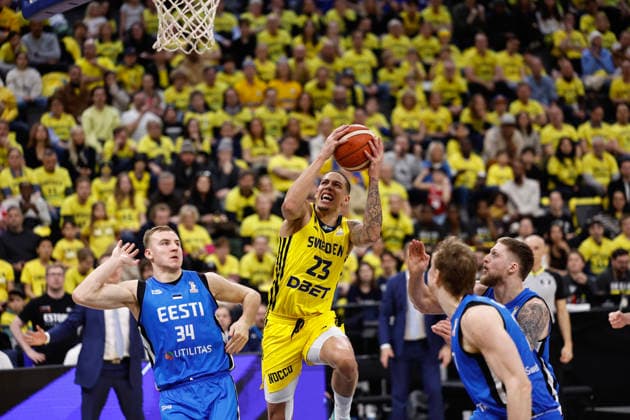 STOCKHOLM, SWEDEN 20260227 Estonias Artur KonontÅ¡uk and Swedens Pierre Hampton with the ball during the FIBA World European Cup Qualifier game between Sweden and Estonia, first round group H, at Avicii Arena in Stockholm, Sweden February 27, 2026 STOCKHOLM SWEDEN x1081x  Copyright: xFredrikxPerssonx TTx BASKETBALL WORLD CUP QUALIFIER SWEDEN-ESTONIA