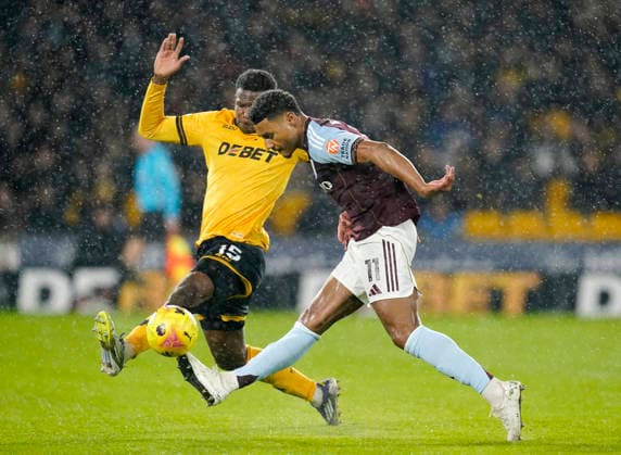 Sport Bilder des Tages Wolverhampton, England, 27th February 2026. Yerson Mosquera of Wolverhampton Wanderers blocks Ollie Watkins of Aston Villa during the Wolverhampton Wanderers vs Aston Villa Premier League match at Molineux, Wolverhampton. Picture credit should read: Andrew Yates Sportimage EDITORIAL USE ONLY. No use with unauthorised audio, video, data, fixture lists, club league logos or live services. Online in-match use limited to 120 images, no video emulation. No use in betting, games or single club league player publications. SPI_019_AY_Wolves_Villa SPI-4564-0019