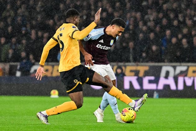 Wolverhampton Wanderers v Aston Villa, Premier League Aston Villa forward Ollie Watkins (11) under pressure from Wolverhampton Wanderers defender Yerson Mosquera (15) during the Premier League match between Wolverhampton Wanderers and Aston Villa at Molineux, Wolverhampton, UK on 27 February 2026. Wolverhampton Molineux West Midlands UK Editorial use only DataCo restrictions apply See www.football-dataco.com , Copyright: xDennisxGoodwinx PSI-23809-0006
