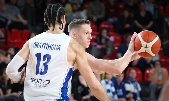 Finland s Olivier Nkamhoua and Belgium s Vrenz Bleijenbergh fight for the ball during a basketball match between Belgian national team, Nationalteam Belgian Lions and Finland, Friday 27 February 2026 in Charleroi, qualifier 3 6 for the men s 2027 FIBA World Championships. VIRGINIExLEFOUR  x165756084x