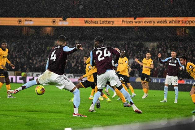 Wolverhampton Wanderers v Aston Villa, Premier League Aston Villa defender Ezri Konsa (4) takes a shot at goal during the Premier League match between Wolverhampton Wanderers and Aston Villa at Molineux, Wolverhampton, UK on 27 February 2026. Wolverhampton Molineux West Midlands UK Editorial use only DataCo restrictions apply See www.football-dataco.com , Copyright: xDennisxGoodwinx PSI-23809-0008