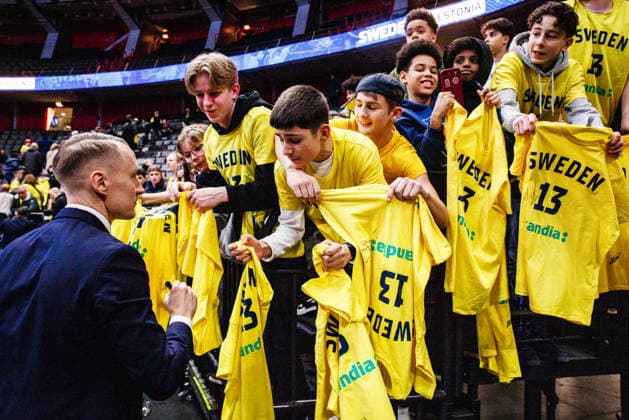 260227 Head coach Mikko Riipinen of Sweden with supporters after the FIBA World Cup Qualifier game between Sweden and Estonia on February 27, 2026 in Stockholm Photo Kenta Jönsson BILDBYRAN COP 210 KJ0314 basketball vm kval kval fiba world cup qualifiers sverige estland sweden estonia bbeng publik  Copyright: KENTAxJÖNSSON BB260227KJ085
