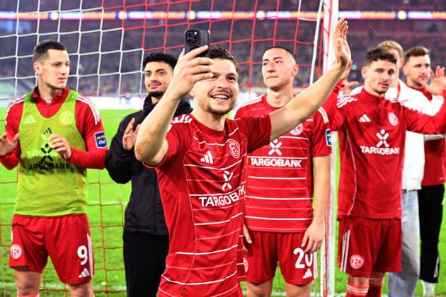 Final cheer, cheering, jubilation, enthusiasm, joy, emotion Florent MUSLIJA D films the jubilation with his smartphone, Football 2 Bundesliga, 24 Matchday, Fortuna Duesseldorf D VfL Bochum 2 1 on 27 02 2026 at Merkur Spiel Arena Duesseldorf Germany DFL regulations prohibit any use of photographs as image sequences and or quasi video ÃÂ