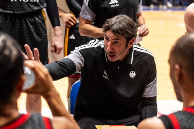 GER, FIBA Basketball World Cup 2027, European Qualifiers, Croatia Germany 27 02 2026, Drazen Petrovic Basketball Center, Zagreb, GER, FIBA Basketball World Cup 2027, European Qualifiers, Croatia Germany Ãlex Mumbru Coach, Germany talks to his players  Photo Alexander Trienitz Zagreb Drazen Petrovic Basketball Center Zagreb Croatia