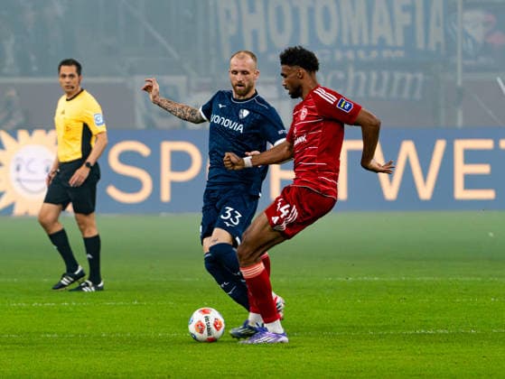 Philipp Hofmann VfL Bochum 1848, 33 in duel against Elias Egouli Fortuna Duesseldorf, 44 Fortuna Duesseldorf vs VfL Bochum 1848, Football, 2 Bundesliga, Matchday 24, Season 2025 2026, 27 02 2026 DFL REGULATES PROHIBIT ANY USE OF PHOTOGRAPHS AS IMAGE SEQUENCES AND OR QUASI VIDEO, Fortuna Duesseldorf vs VfL Bochum 1848, Football, 2 Bundesliga, Matchday 24, Season 2025 2026, 27 02 2026 Duesseldorf Copyright: xEibner-Pressefoto DamianxKruczynx EP_DKI