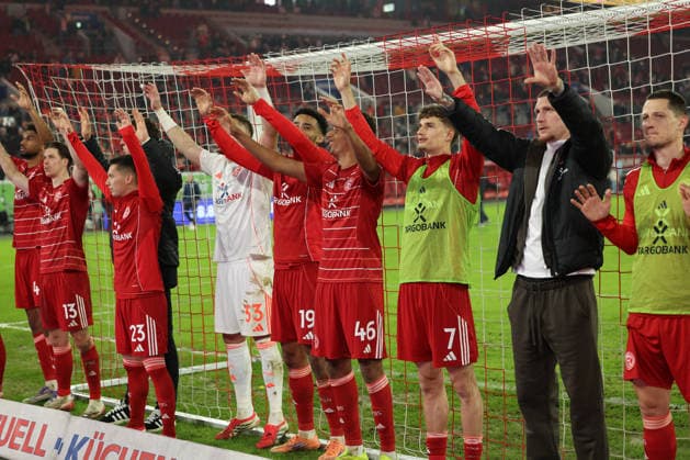 GER, 2 FBL Fortuna Duesseldorf vs VfL Bochum 27 02 2026, Merkur Spiel Arena, Duesseldorf, GER, 2 FBL Fortuna Duesseldorf vs VfL Bochum, in the picture after the match the Duesseldorf players are celebrated by the fans and are happy Tim Oberdorf Fortuna Duesseldorf 15 , Matthias Zimmermann Fortuna Duesseldorf 25 , Cedric Itten Fortuna Duesseldorf 13 , Elias Egouli Fortuna Duesseldorf 44 , Shinta Appelkamp Fortuna Duesseldorf 23 , Florian Kastenmeier Fortuna Duesseldorf 33 , Emmanuel Iyoha Fortuna Duesseldorf 19 , Sima Suso Fortuna Duesseldorf 46 , nordphotoxGmbHx xMeuter nph00351