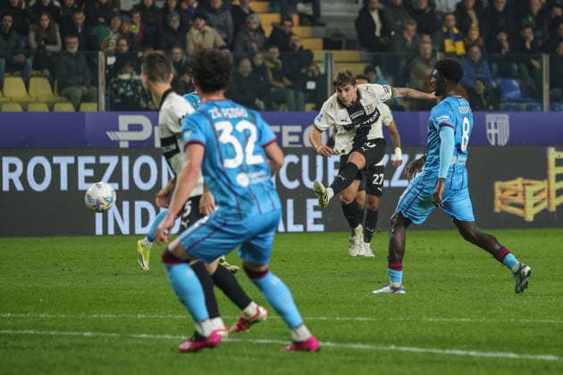 February 27, 2026, Parma: Parma™s Adrian Bernabe kicks the ball during the italian soccer Serie A match between Parma Calcio 1913 vs Cagliari Calcio on february 27, 2026 at the Stadio Ennio Tardini in Parma, Italy. ANSA Serie A: Parma-Cagliari  - ZUMAa110 20260227_zaf_a110_133 Copyright: xLorenzoxCattanix
