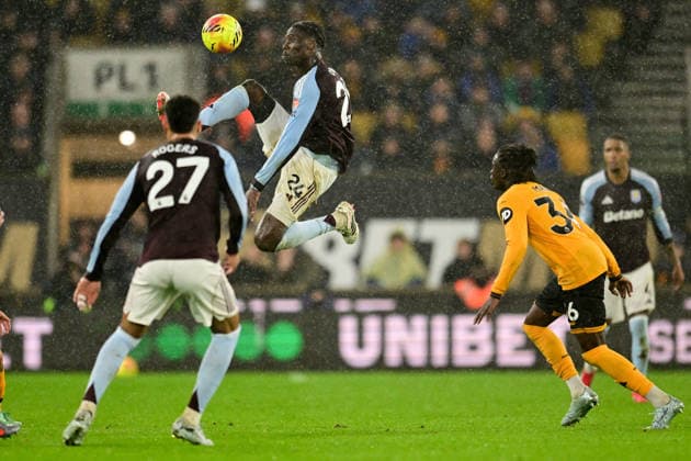 Wolverhampton Wanderers v Aston Villa, Premier League Aston Villa midfielder Amadou Onana (24) gets up high during the Premier League match between Wolverhampton Wanderers and Aston Villa at Molineux, Wolverhampton, UK on 27 February 2026. Wolverhampton Molineux West Midlands UK Editorial use only DataCo restrictions apply See www.football-dataco.com , Copyright: xDennisxGoodwinx PSI-23809-0012