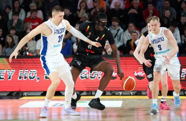 Finland s Alexander Madsen and Belgium s Archange Izaw Bolavie fight for the ball during a basketball match between Belgian national team, Nationalteam Belgian Lions and Finland, Friday 27 February 2026 in Charleroi, qualifier 3 6 for the men s 2027 FIBA World Championships. VIRGINIExLEFOUR  x165767554x