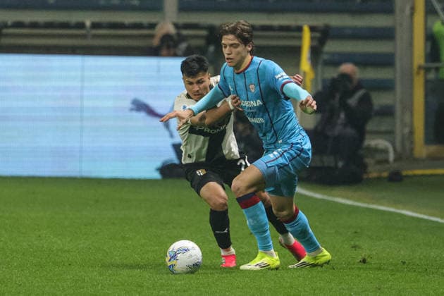 February 27, 2026, Parma: Parma™s Christian Ordonez fights for the ball against Cagliari™s Marco Palestra during the italian soccer Serie A match between Parma Calcio 1913 vs Cagliari Calcio on february 27, 2026 at the Stadio Ennio Tardini in Parma, Italy. ANSA Serie A: Parma-Cagliari  - ZUMAa110 20260227_zaf_a110_134 Copyright: xLorenzoxCattanix