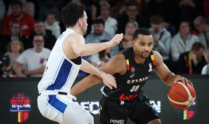 Finland s Mustapha Amzil and Belgium s Stephan Swenson Dibongue fight for the ball during a basketball match between Belgian national team, Nationalteam Belgian Lions and Finland, Friday 27 February 2026 in Charleroi, qualifier 3 6 for the men s 2027 FIBA World Championships. VIRGINIExLEFOUR  x165768495x