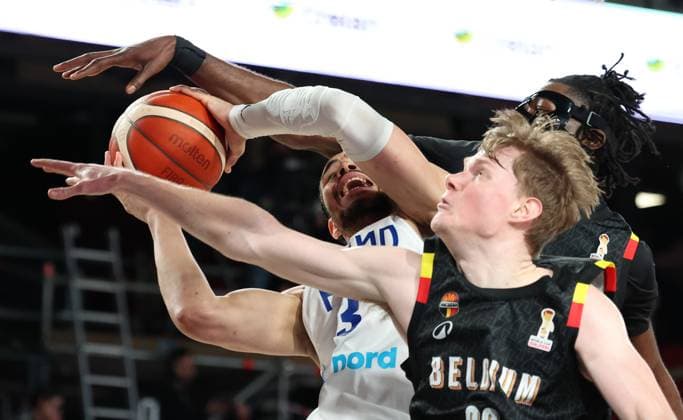 Finland s Olivier Nkamhoua and Belgium s Archange Izaw Bolavie fight for the ball during a basketball match between Belgian national team, Nationalteam Belgian Lions and Finland, Friday 27 February 2026 in Charleroi, qualifier 3 6 for the men s 2027 FIBA World Championships. VIRGINIExLEFOUR  x165773737x