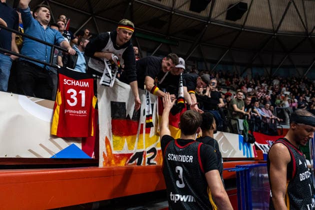GER, FIBA Basketball World Cup 2027, European Qualifiers, Croatia Germany 27 02 2026, Drazen Petrovic Basketball Center, Zagreb, GER, FIBA Basketball World Cup 2027, European Qualifiers, Croatia Germany Tim Schneider Germany, No3 thanks the fans  Photo Alexander Trienitz Zagreb Drazen Petrovic Basketball Center Zagreb Croatia