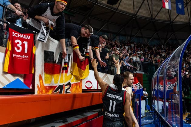 GER, FIBA Basketball World Cup 2027, European Qualifiers, Croatia Germany 27 02 2026, Drazen Petrovic Basketball Center, Zagreb, GER, FIBA Basketball World Cup 2027, European Qualifiers, Croatia Germany Nelson Weidemann Germany, No11 thanks the fans  Photo Alexander Trienitz Zagreb Drazen Petrovic Basketball Center Zagreb Croatia