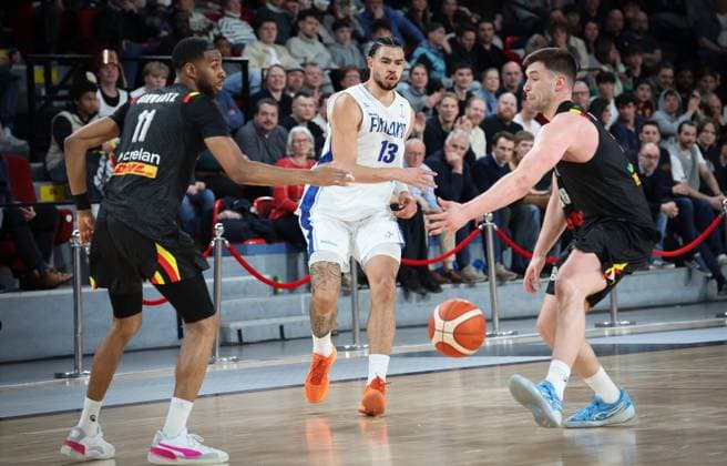 Finland s Olivier Nkamhoua and Belgium s Niels De Ridder fight for the ball during a basketball match between Belgian national team, Nationalteam Belgian Lions and Finland, Friday 27 February 2026 in Charleroi, qualifier 3 6 for the men s 2027 FIBA World Championships. VIRGINIExLEFOUR  x165779068x