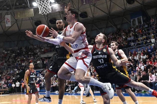 Croatia, Zagreb, 270226. KC Drazen Petrovic. World Cup qualification basketball match, Croatia - Germany. In the photo: Johannes Thiemann, Mario Hezonja, Christian Sengfelder. Photo: Goran Mehkek CROPIX Zagreb Croatia Copyright: xxGoranxMehkekx hrvatska_njemacka31-270226