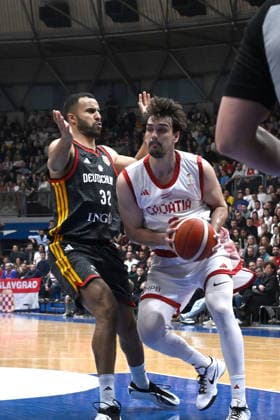 Croatia, Zagreb, 270226. KC Drazen Petrovic. World Cup qualification basketball match, Croatia - Germany. In the photo: Johannes Thiemann, Dario Saric. Photo: Goran Mehkek CROPIX Zagreb Croatia Copyright: xxGoranxMehkekx hrvatska_njemacka54-270226
