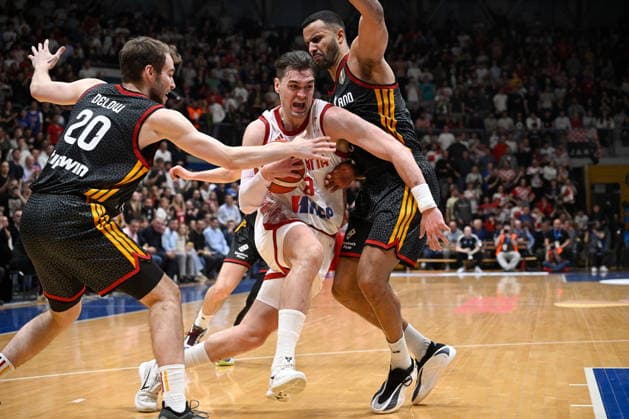 Croatia, Zagreb, 270226. KC Drazen Petrovic. World Cup qualification basketball match, Croatia - Germany. In the photo: Malte Delow, Mario Hezonja. Photo: Goran Mehkek CROPIX Zagreb Croatia Copyright: xxGoranxMehkekx hrvatska_njemacka59-270226