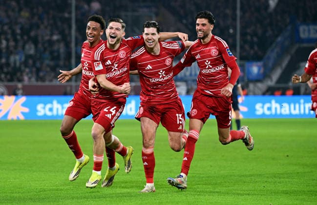Fussball, 2. Bundesliga, Deutschland, Herren, Saison 2025 2026, 24. Spieltag, Merkur-Spiel-Arena Düsseldorf, Fortuna Düsseldorf - VfL Bochum 2:1; Jubel Florent Muslija (F95) nach seinem Tor zum 2:0, zusammen mit Sima Suso (F95), Cedric Itten (F95), Anouar El Azzouzi (F95). Jubel, Freude, Aktion. *** Soccer, 2 Bundesliga, Germany, Men, Season 2025 2026, Matchday 24, Merkur Spiel Arena Düsseldorf, Fortuna Düsseldorf VfL Bochum 2 1 Cheering Florent Muslija F95 after his goal for 2 0, together with Sima Suso F95 , Cedric Itten F95 , Anouar El Azzouzi F95 Cheering, joy, action