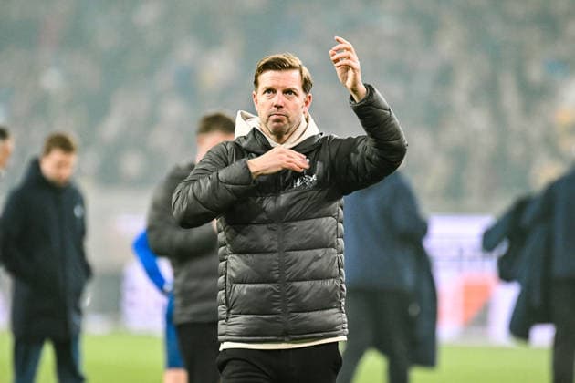 Soccer I Men I Season 2025 2026 I 2 Bundesliga I 24 Matchday I SG Dynamo Dresden SV Darmstadt 98 I 27 02 2026 Florian Kohfeldt Coach, SV Darmstadt 98 after the defeat, with a sad look he knocks on the club crest Crop, close-up, portrait, portrait, single photo, single image, body Dresden Rudolf Harbig Stadium Lennestr 12 Saxony Germany Copyright: xLobeca InesxHähnelx