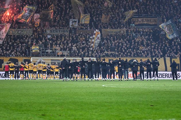 Soccer I Men I Season 2025 2026 I 2 Bundesliga I 24 Matchday I SG Dynamo Dresden SV Darmstadt 98 I 27 02 2026 The Dynamo Dresden team celebrates the home win in front of the black wall with the fans Dresden Rudolf Harbig Stadium Lennestr 12 Saxony Germany Copyright: xLobeca InesxHähnelx