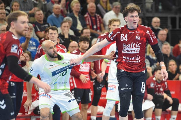 Handball I Men I Season 2025 2026 I Bundesliga I 23 Matchday I SG Flensburg Handewitt HSG Wetzlar I 27 02 2026 from left David Cyrill Akakpo 20, HSG Wetzlar , Lasse Möller 64, SG Flensburg Handewitt Copyright: xLobeca JanxKirschnerx