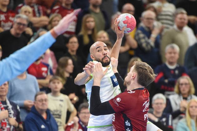 Handball I Men I Season 2025 2026 I Bundesliga I 23 Matchday I SG Flensburg Handewitt HSG Wetzlar I 27 02 2026 from left David Cyrill Akakpo 20, HSG Wetzlar , Simon Pytlick 2, SG Flensburg Handewitt Copyright: xLobeca JanxKirschnerx
