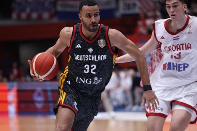 Zagreb, Croatia, 27.2.2026. FIBA Baskeball World Cup, European Qualifiers, First Round Group E, Drazen Petrovic Basketball Center, Croatia (CRO). Croatia vs Germany (93 - 88) Johannes THIEMANN (32) vs Michael RUZIC (13) 