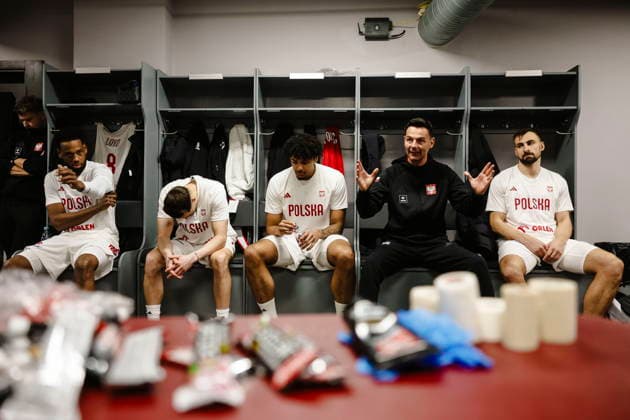 Ryga 27.02.2026 KOSZYKOWKA KOSZKADRA REPREZENTACJA POLSKI MECZ LOTWA - POLSKA ELIMINACJE MISTRZOSTW SWIATA 2027 - - - MEN BASKETBALL POLISH national team, Nationalteam WORLD CUP SERIES QUALIFIERS GAME LATVIA - POLAND NZ rzecznik prasowy Michal Falkowski , Jordan Loyd , odprawa szatnia locker room , Andrzej Pluta , Jakub Urbaniak , trener coach Igor Milicic , Przemyslaw Zolnierewicz , FOT. WOJCIECH FIGURSKI 058SPORT.PL NEWSPIX.PL --- newspix.pl  FOT. WOJCIECH FIGURSKI 058SPORT.PL