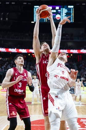 Ryga 27.02.2026 KOSZYKOWKA KOSZKADRA REPREZENTACJA POLSKI MECZ LOTWA - POLSKA ELIMINACJE MISTRZOSTW SWIATA 2027 - - - MEN BASKETBALL POLISH national team, Nationalteam WORLD CUP SERIES QUALIFIERS GAME LATVIA - POLAND NZ Mareks Mejeris , Mateusz Ponitka , zbiorka rebound , FOT. WOJCIECH FIGURSKI 058SPORT.PL NEWSPIX.PL --- newspix.pl  FOT. WOJCIECH FIGURSKI 058SPORT.PL