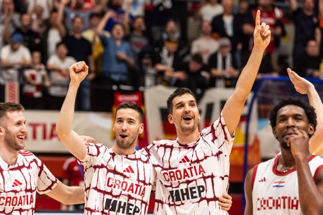 GER, FIBA Basketball World Cup 2027, European Qualifiers, Croatia Germany 27 02 2026, Drazen Petrovic Basketball Center, Zagreb, GER, FIBA Basketball World Cup 2027, European Qualifiers, Croatia Germany Kresimir Radovcic Croatia, No10 , Toni Nakic Croatia, No99 cheering  Photo Alexander Trienitz Zagreb Drazen Petrovic Basketball Center Zagreb Croatia
